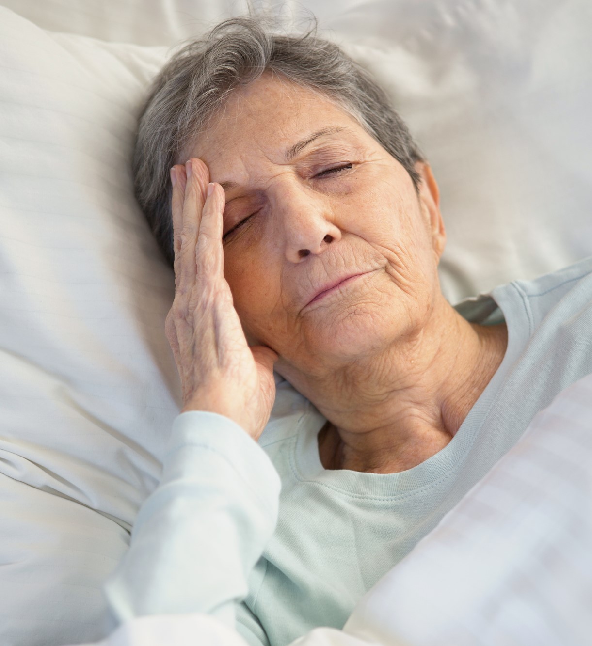 Пожилые мало спят. Бессонница после 50 лет у женщин фото. Проблемы со здоровьем из за сна. Недосып.